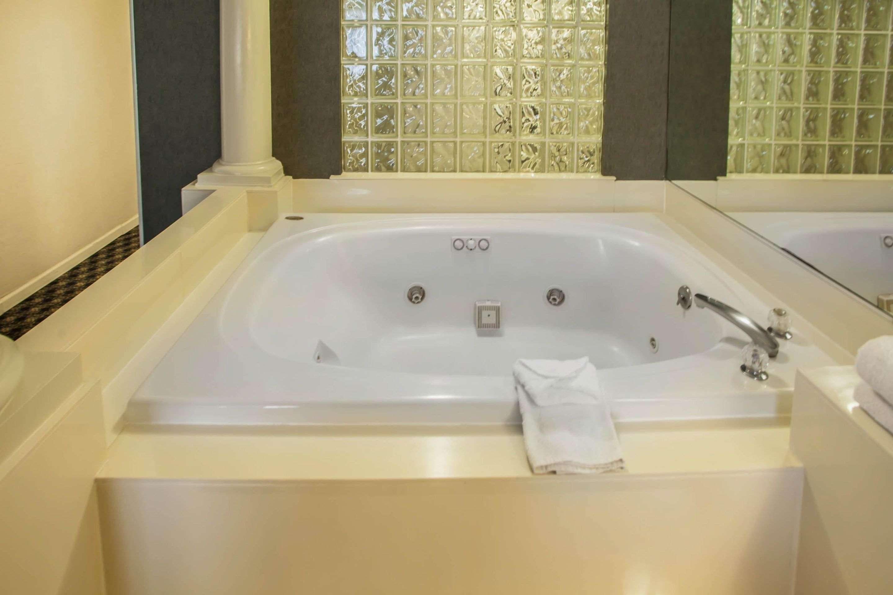 Quality & St Charles -west Chicago Hotel 2*
