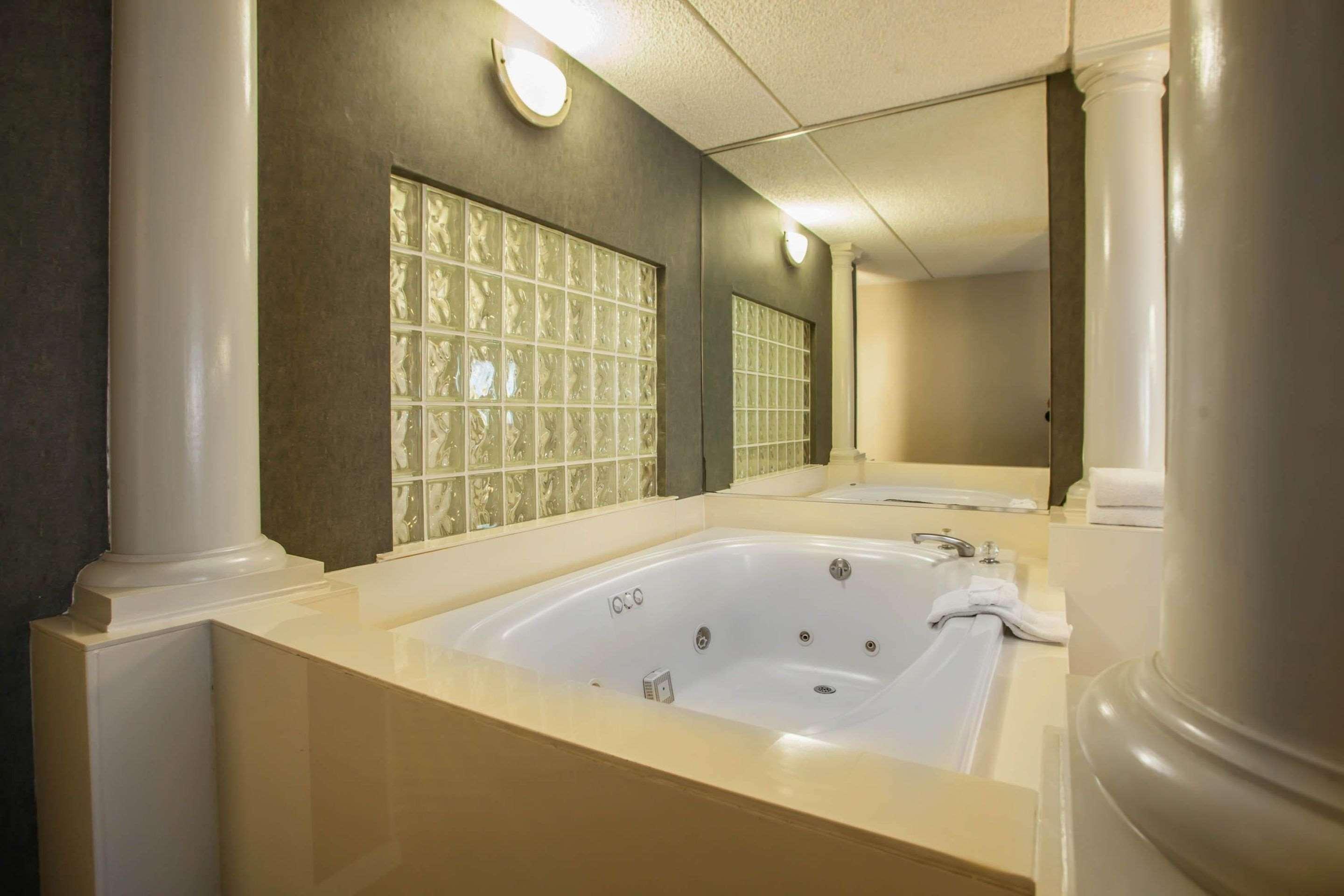 Hotel Quality & St Charles -west Chicago 2*